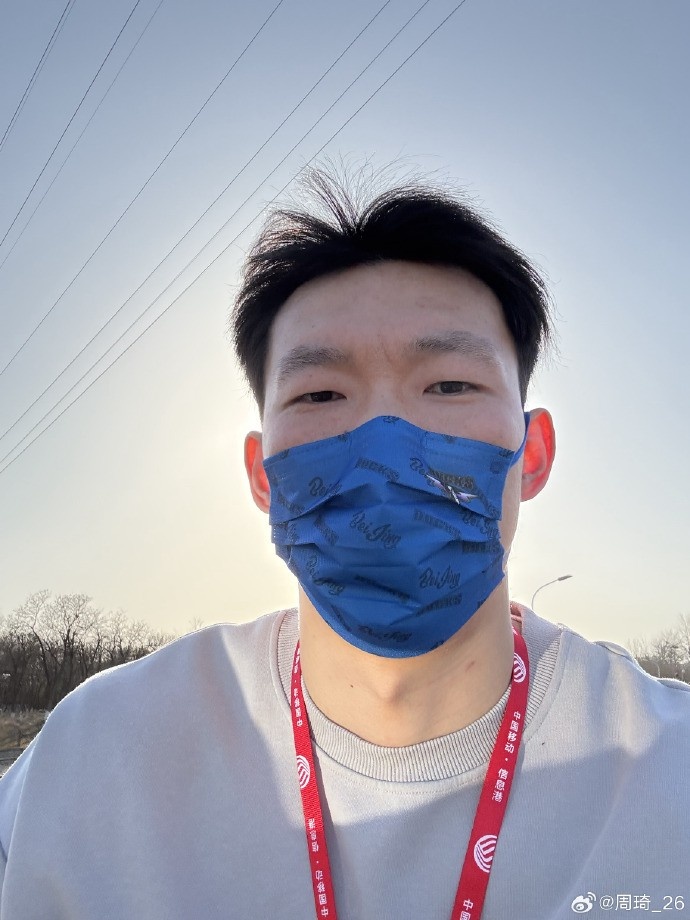 悠閑！周琦騎京牌電動(dòng)車出行：太陽出來了 開京牌兜兜風(fēng)！